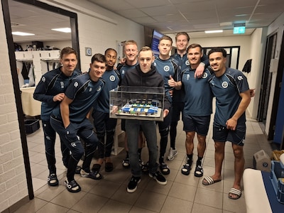 Lenn (16) bouwt stadion De Vijverberg na met Lego: ‘Op alle details is gelet’