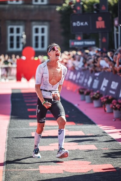 Misselijk, bidons kwijt en verwisselde voedingstasjes, maar Mitch (21) voltooit Ironman in Mexico: ‘