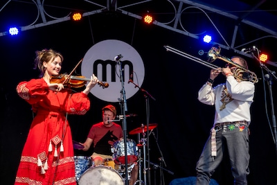 Oekraïense vader met dochter op podium tijdens Music Meeting: ‘We helpen schuilkelders herbouwen’