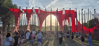 LIVE Down The Rabbit Hole | Eerste dag nadert einde • Kaboutertje Putlucht geeft moshpit-tips