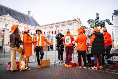 LIVE Prinsjesdag | Eerste oranjefans meldden zich al vroeg voor paleis Noordeinde, steeds meer bezoekers in Den Haag