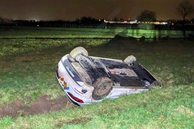 Auto belandt op de kop in de berm bij afrit A15