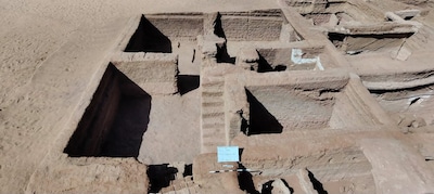 Volledige stad gevonden in Egyptische woestijn: archeologen onderzoeken 1600 jaar oude gebouwen en munten