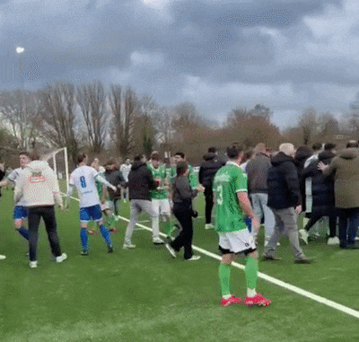 Teammanager krijgt rake klappen van tegenstander: ‘De beelden zijn extreem’