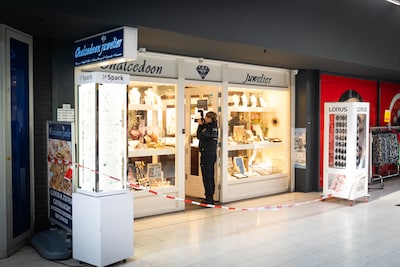 Juwelier Abeer kreeg al kalasjnikov tegen hoofd, nu zet overvaller mes op haar keel: ‘Het is te veel’