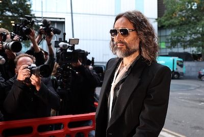 Aanklager noemt Russell Brand seksueel roofdier: ‘Meedogenloos, berekenend en manipulatief’