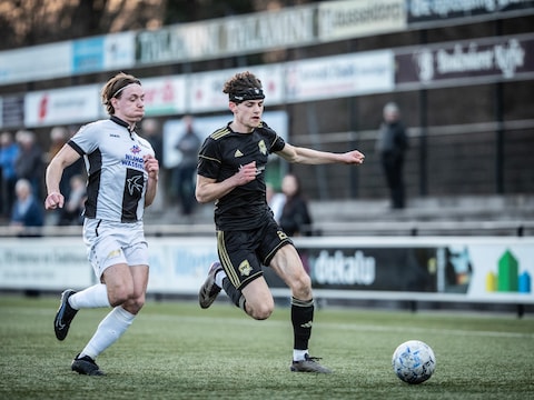 FC Winterswijk (rechts) is door de KNVB uit het bekertoernooi gehaald.