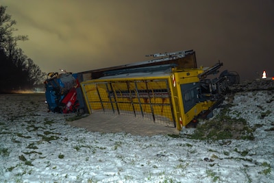 Door het hele land ongelukken door gladheid, strooiwagen raakt van de weg bij Zeewolde