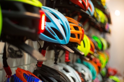 Theo en zijn vrouw delen strafpunten uit op de fiets, en niemand heeft het door