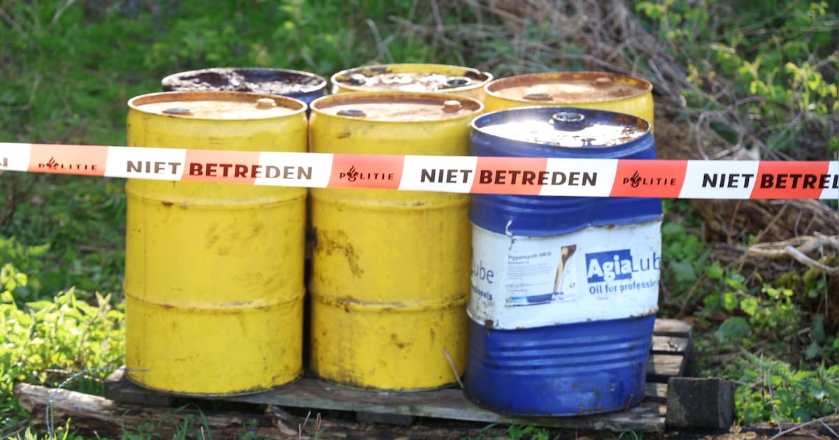 Olievaten gedumpt in natuurgebied in Bemmel