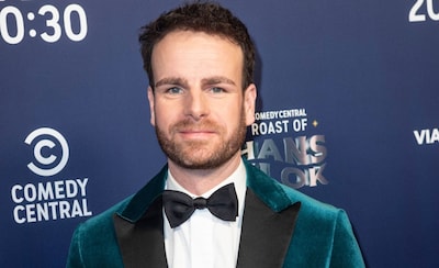 Henry van Loon zet verleidelijkste blik op als model en Denise van De Hanslers kijkt op iedereen neer