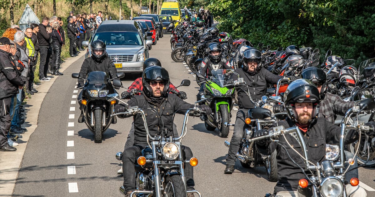 Motorrijders groeten Lynn , die omkwam bij ongeluk Maashees, één laatste keer: ‘Ze was zo jong, een leuke meid’.
