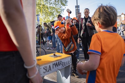 LIVE Koningsdag 2026 | Steden stromen vol voor koningsnacht, gemeente Utrecht roept op niet meer naar centrum te komen