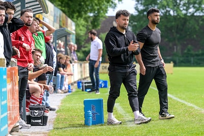 ‘Appie’ Tan moet kiezen op dé dag van het seizoen: finale coachen of zelf voetballen? ‘Heel ongelukk