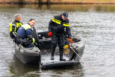 Politie zoekt opnieuw in vijver in Oss naar mogelijk vuurwapen van moord op Maihemuti Yisikandai­er 