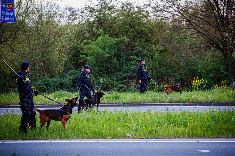 Agenten staan paraat met honden.