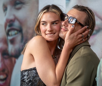 Een kerstkus van Maan uit Japan, Els uit B&B vol liefde matcht haar jurk met boom