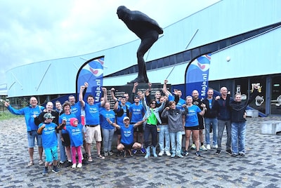 Na 200 km geblinddoekt hardlopen heeft Björn vooral last van... zijn ogen