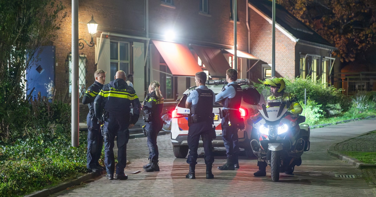 Politie en marechaussee rukken uit naar azc in Baarn voor melding van steekincident