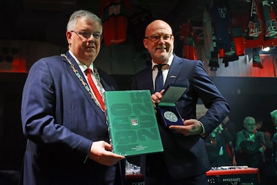 NEC wordt op 125ste verjaardag verrast met Zilveren Erepenning