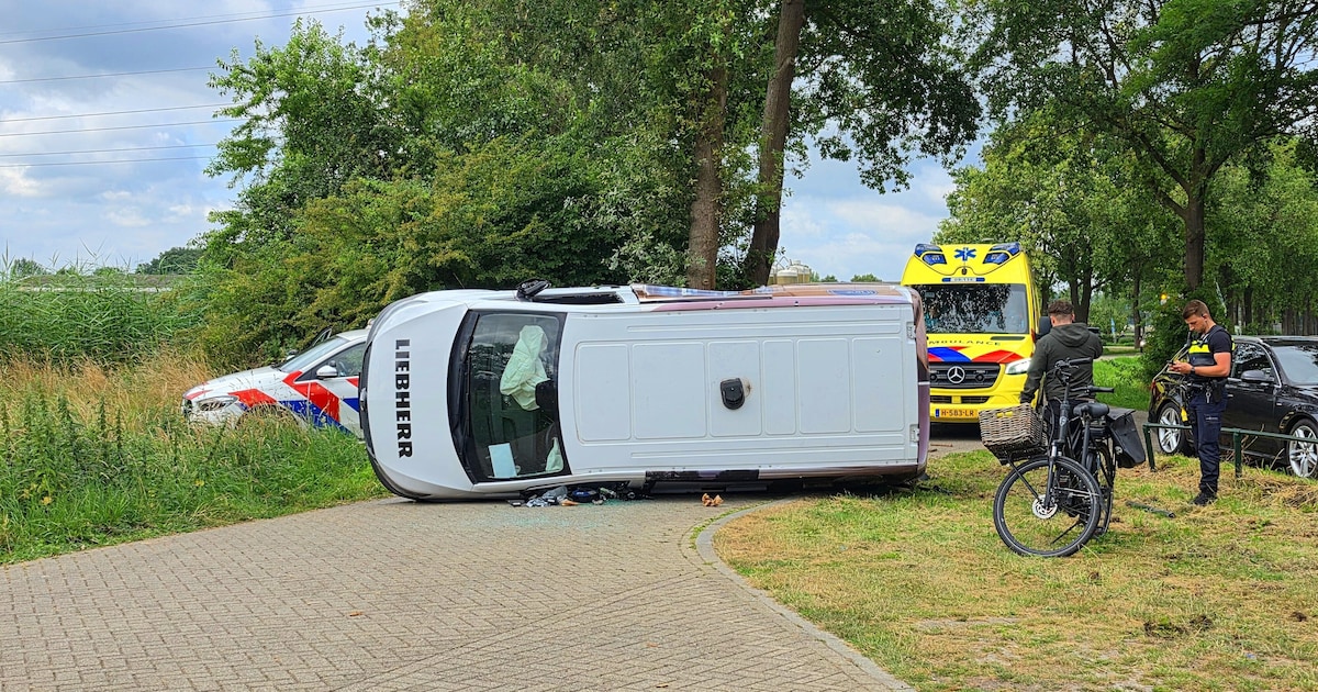 Bestelbus belandt op zijn kant na botsing tegen boom in Rhenen