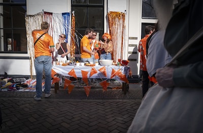 Op ruim honderd plekken controles voor voedselverkopers met Koningsdag: zes boetes uitgedeeld