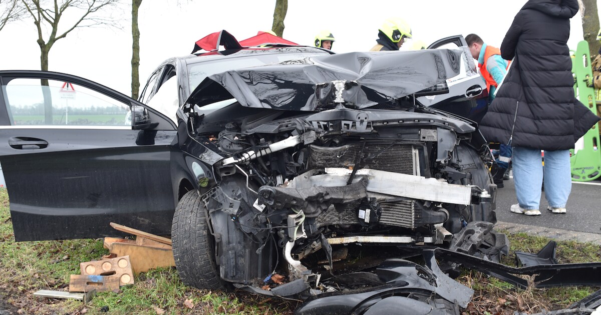 19-jarige automobilist raakt gewond bij ongeval tussen Gameren en Kerkwijk: brandweer haalt hem uit 