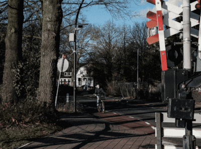 Bonnenregen door flitspalen: spoor oversteken bij rood licht levert al 2000 mensen dikke boete op