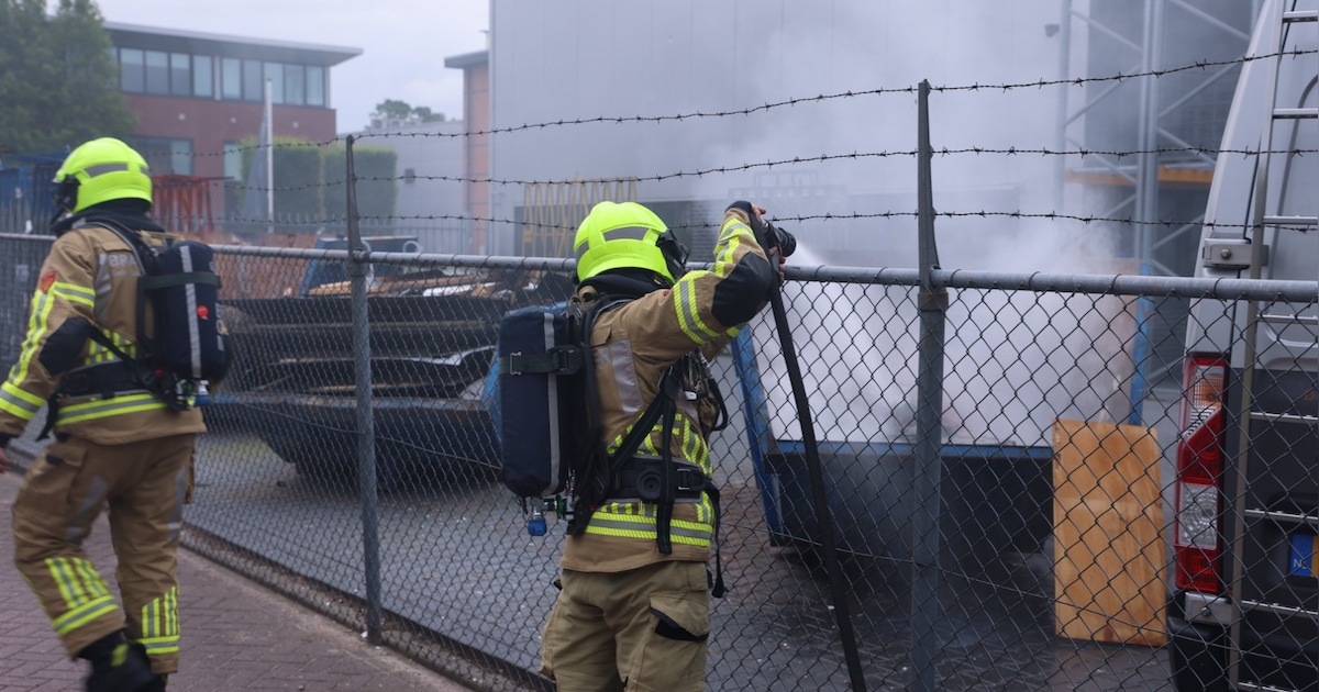 Container bij bedrijfspand in Barneveld vliegt in de fik