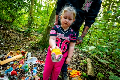 Maud (3) zette trots haar kabouters in het Kabouterbos, maar dagen later zijn ze al kapotgemaakt