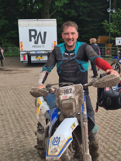Voormalig wereldkampioen zijspan grijpt naast deelname aan Zwarte Cross Open: ‘Ik heb het gewoon nie