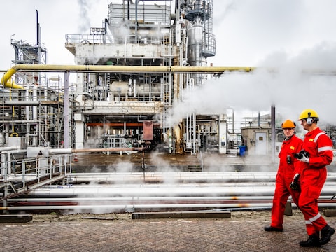 Waarom Shell stopt met de bouw van een dure biobrandstoffenfabriek: ‘Dit slaat in als een bom’