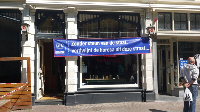 De hele stad Nijmegen hangt vol met de spandoeken.