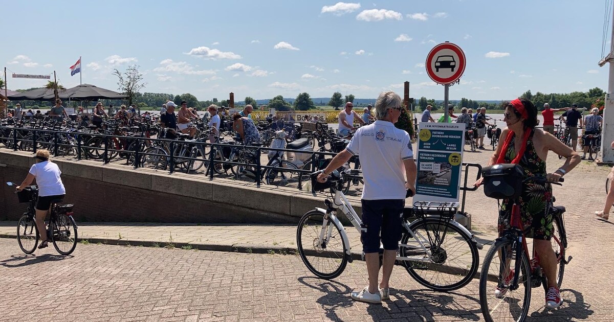 Tolkamer ook op zondag place to be voor hoogwatertoeristen: ‘We weten niet wat ons overkomt’