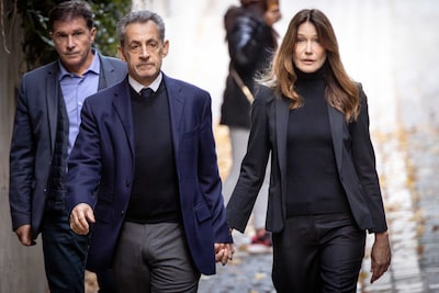 Carla Bruni kwam Sarkozy al vier keer bezoeken in de gevangenis, en dat is meer dan al de rest mag