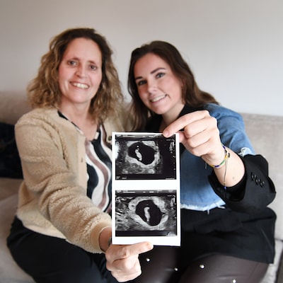 Moeder Angela (51) draagmoeder voor haar dochter Noelle (27): ‘Ik doe dit voor hun geluk’