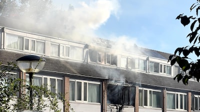 Negen woningen ontruimd door uitslaande brand in Ede, twee bewoners nagekeken door ambulancepersoneel