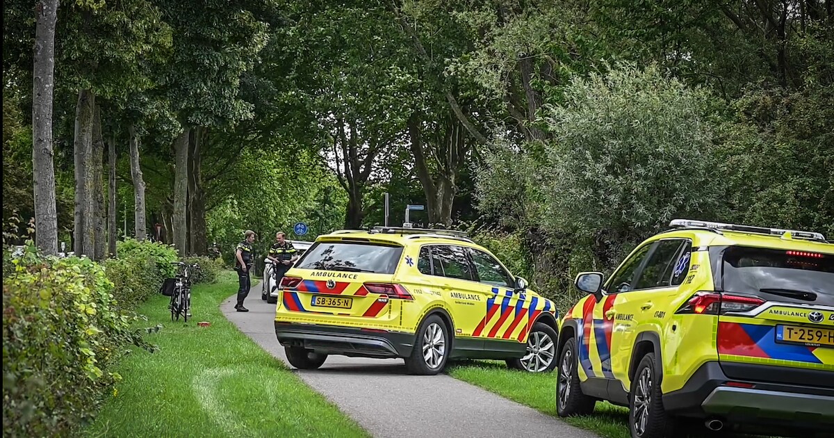 Fietser ernstig gewond na botsing met scooterrijder, traumahelikopter gealarmeerd.