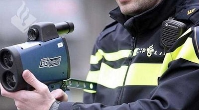 Snelheidsduivel sjeest met 104 km/u over 30 km-weg in Utrecht Overvecht: ‘Dit hoort niet in een druk