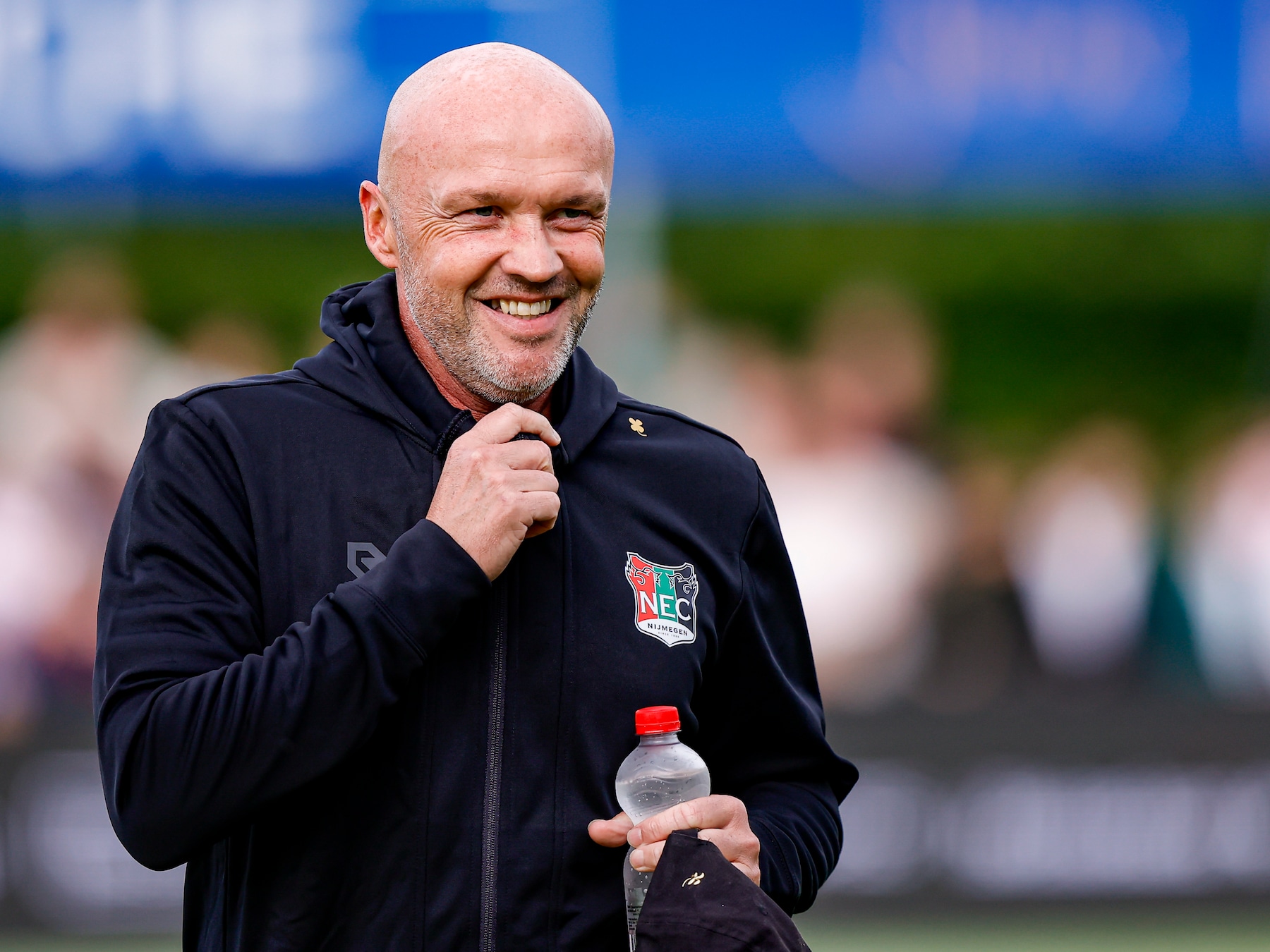 Iedereen is benieuwd naar het ‘kamikazevoetbal’ van Dick Schreuder bij NEC: ‘Ik word onrustig als we op onze eigen helft staan’