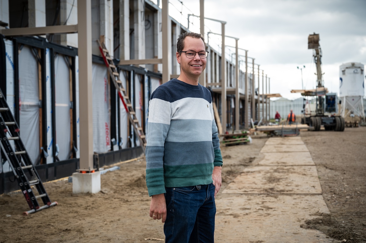 jan-van-genderen-van-royal-berry-bij-de-nieuwbouw-voor-de-arbeidsmigranten