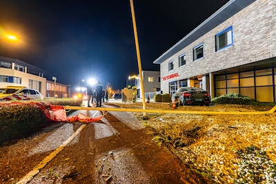 BMW vliegt uit de bocht op bedrijventerrein in Andelst: mist maar net bedrijfspand