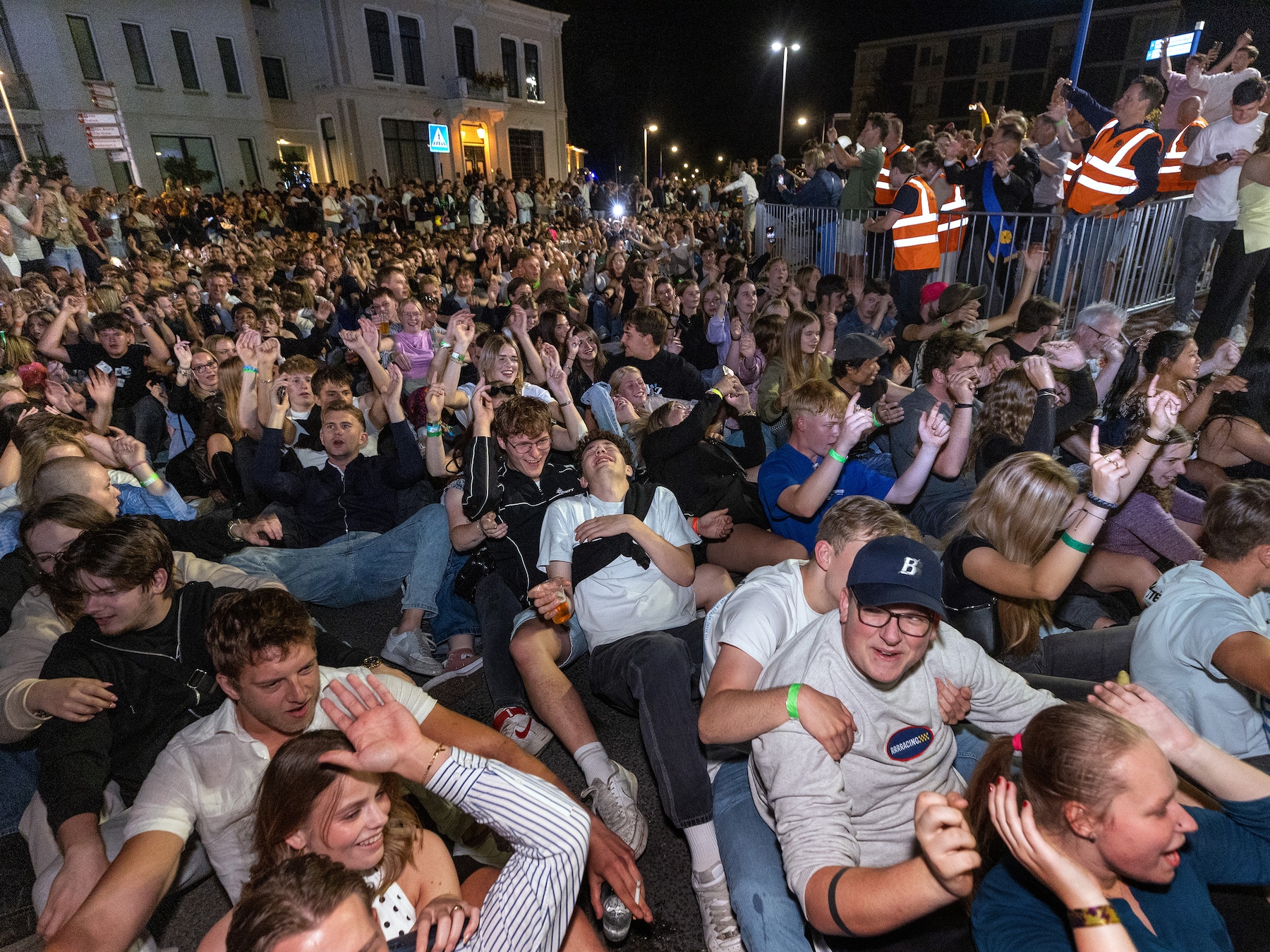 Midden in de nacht schuiven honderden konten over een rotonde. ‘Ze denken dat we knettergek zijn in Winterswijk’