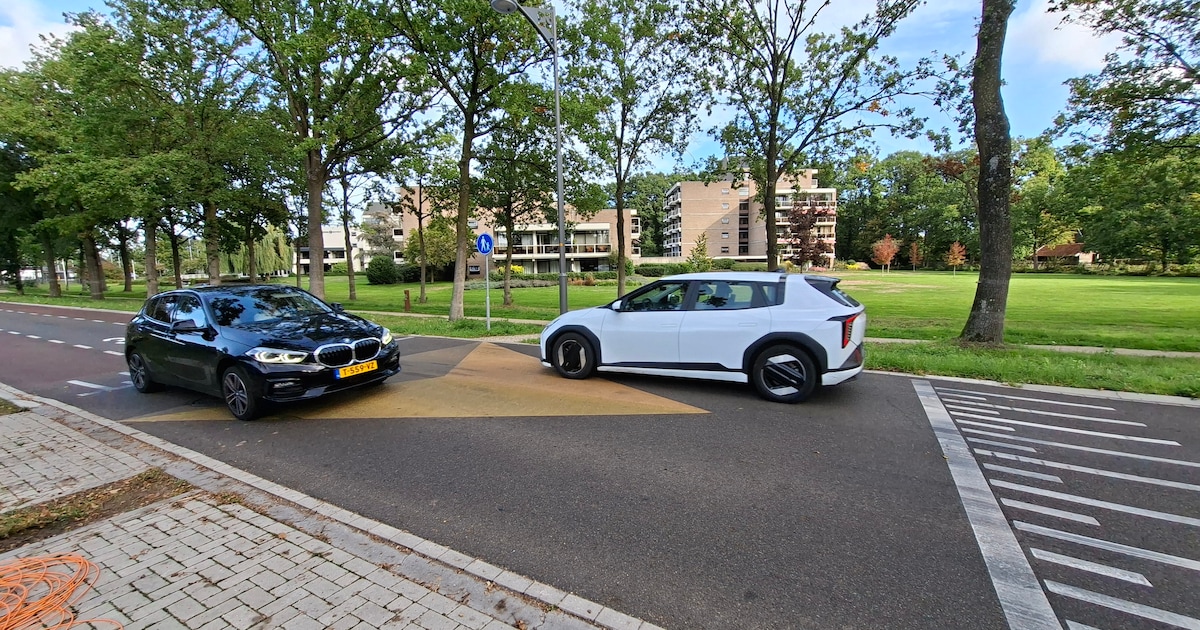 Buurt wordt knettergek van ‘illegaal’ verkeersplateau, maar gemeente gaat ’m niet weghalen