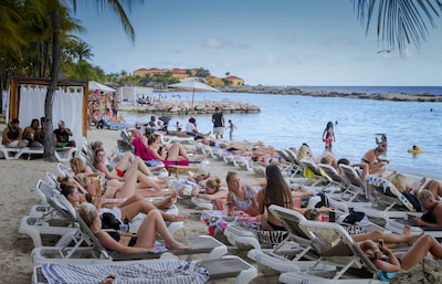Nederlander voorzichtig met boeken zomervakantie, maar wil niet bezuinigen op zon