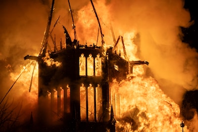 Brand verwoest toren monumentale Vondelkerk in Amsterdam