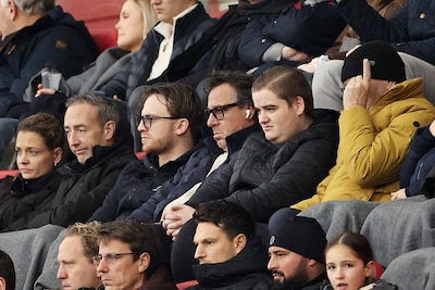 Marco Borsato op de tribune bij AZ: uit de speakers klinkt zijn liedje Rood