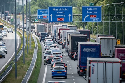 Rijkswaterstaat houdt rijstrook A73 voorlopig dicht door kapot wegdek: herstel hopelijk voor het wee