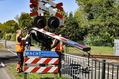 Auto knalt door spoorbomen in Driebergen en rijdt door