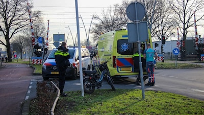 Automobilist rijdt door na aanrijding met fatbiker in Oss